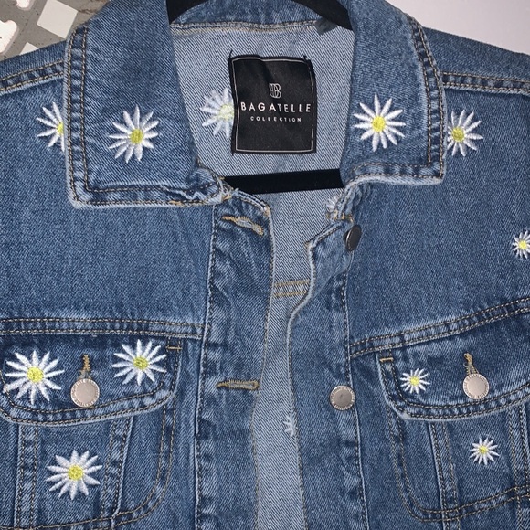 Bagatelle embroidered daisies denim jean jacket size small - Picture 2 of 5